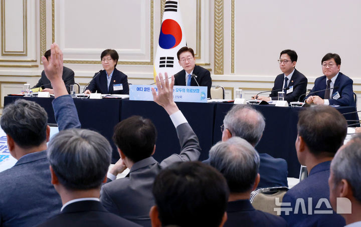 [서울=뉴시스] 조성봉 기자 = 이재명 대통령이 22일 청와대 영빈관에서 열린 '지역필수공공의료 간담회'에서 참석자들의 질문을 받고 있다. 2026.07.22. suncho21@newsis.com