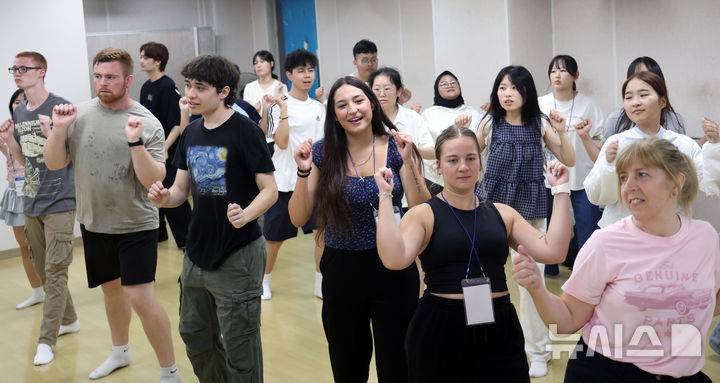  [부산=뉴시스] 하경민 기자 = '2026학년도 부경국제계절학기'에 참가한 외국인 대학생들이 22일 부산 남구 국립부경대학교에서 K팝 댄스를 배우고 있다. 9개국 19개 대학에서 온 외국인 대학생 103명은 내달 14일까지 2~4주간 기숙사 생활을 하면서 도자기 빚기, K팝 댄스, 한국요리 만들기, 서예, 태권도, 전통문화 체험, 막걸리 빚기, 템플스테이 등 다양한 문화 체험에 참여한다. 2026.07.22. yulnetphoto@newsis.com