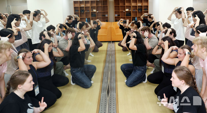  [부산=뉴시스] 하경민 기자 = '2026학년도 부경국제계절학기'에 참가한 외국인 대학생들이 22일 부산 남구 국립부경대학교에서 K팝 댄스를 배우고 있다. 9개국 19개 대학에서 온 외국인 대학생 103명은 내달 14일까지 2~4주간 기숙사 생활을 하면서 도자기 빚기, K팝 댄스, 한국요리 만들기, 서예, 태권도, 전통문화 체험, 막걸리 빚기, 템플스테이 등 다양한 문화 체험에 참여한다. 2026.07.22. yulnetphoto@newsis.com