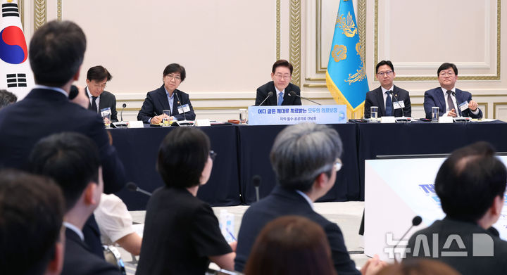 [서울=뉴시스] 조성봉 기자 = 이재명 대통령이 22일 청와대 영빈관에서 열린 '지역필수공공의료 간담회'에서 참석자의 질문을 받고 있다. 테이블석 왼쪽부터 정기현 의료혁신위원장, 정은경 보건복지부 장관, 이 대통령, 배경훈 부총리 겸 과학기술정보통신부 장관, 서준범 국가인공지능전략위원회 AI기본의료소그룹장. 2026.07.22. suncho21@newsis.com