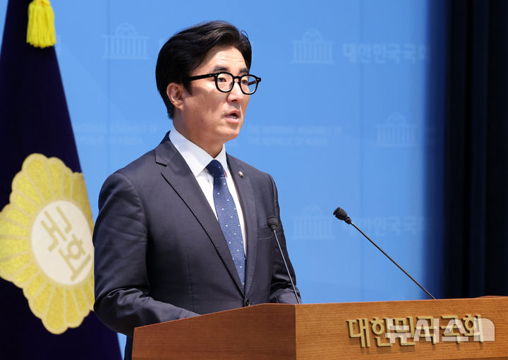 [서울=뉴시스] 고범준 기자 = 김성회 더불어민주당 원내대변인이 22일 서울 여의도 국회 소통관에서 종합 특검 연장 및 공개 재검표 관련 브리핑을 하고 있다. 2026.07.22. bjko@newsis.com