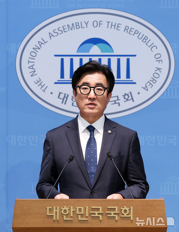[서울=뉴시스] 고범준 기자 = 김성회 더불어민주당 원내대변인이 22일 서울 여의도 국회 소통관에서 종합 특검 연장 및 공개 재검표 관련 브리핑을 하고 있다. 2026.07.22. bjko@newsis.com