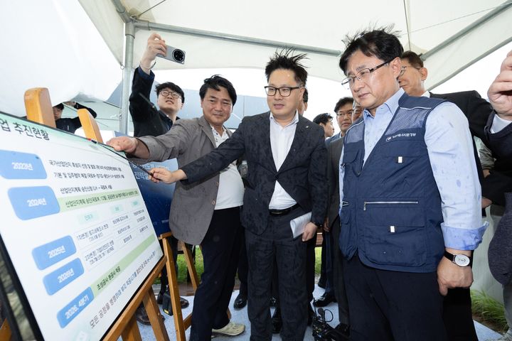 [서울=뉴시스] 김성환 기후에너지환경부 장관이 22일 경기도 용인시 처인구에서 용인 반도체 국가산업단지 부지를 바라보며 부지 조성 현황과 전력 및 용수 공급 계획 등을 점검하고 있다. (사진=기후에너지환경부 제공) 2026.07.22. photo@newsis.com *재판매 및 DB 금지
