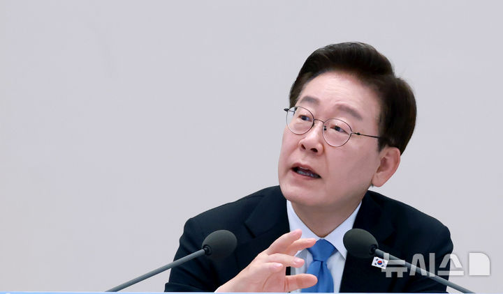 [서울=뉴시스] 조성봉 기자 = 이재명 대통령이 22일 청와대 영빈관에서 열린 '지역필수공공의료 간담회'에서 발언하고 있다. 2026.07.22. suncho21@newsis.com