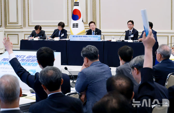 [서울=뉴시스] 조성봉 기자 = 이재명 대통령이 22일 청와대 영빈관에서 열린 '지역필수공공의료 간담회'에서 참석자들의 질문을 받고 있다. 2026.07.22. suncho21@newsis.com
