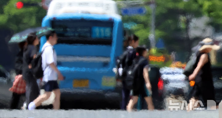  [부산=뉴시스] 하경민 기자 = 절기상 가장 덥다는 대서(大暑)를 하루 앞둔 22일 해운대구의 한 도로에 지열로 인한 아지랑이가 피어오르고 있다. 2026.07.22. yulnetphoto@newsis.com