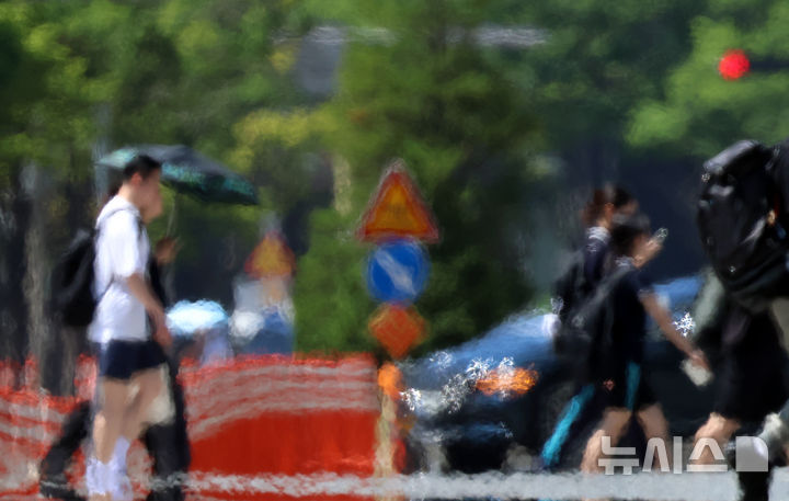  [부산=뉴시스] 하경민 기자 = 기상청에 따르면 7월 31일 경남 양산의 기온은 41.4도로 관측됐다. 이는 1973년 이후 역대 최고 기온에 해당된다. 사진은 7월 22일 해운대구의 한 도로에 지열로 인한 아지랑이가 피어오르고 있는 모습. 2026.07.22. yulnetphoto@newsis.com
