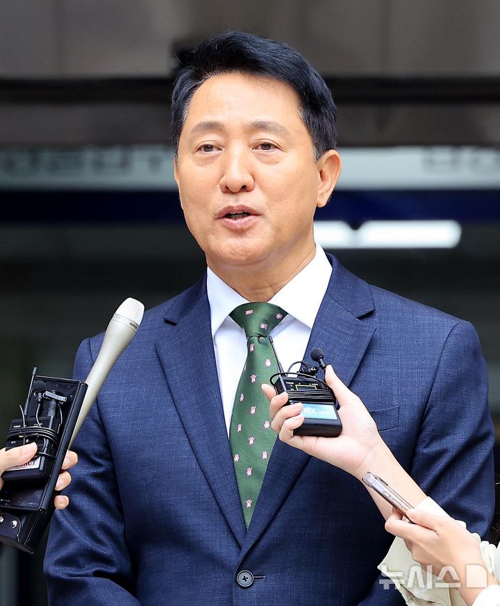 [서울=뉴시스] 김금보 기자 = 오세훈 서울시장이 22일 서울 서초구 서울중앙지방법원에서 열린 정치자금법위반 혐의 1심 선고를 마치고 취재진의 질문에 답하고 있다.오 시장은 지난 2021년 서울시장 재보궐선거를 앞두고 정치 브로커 명태균 씨에게 총 10차례에 걸쳐 여론조사 결과를 제공받고 후원자 김 씨에게 3300만 원 상당의 비용을 대납하도록 한 혐의로 1심 벌금 1000만 원을 선고 받았다. (공동취재) 2026.07.22. photo@newsis.com