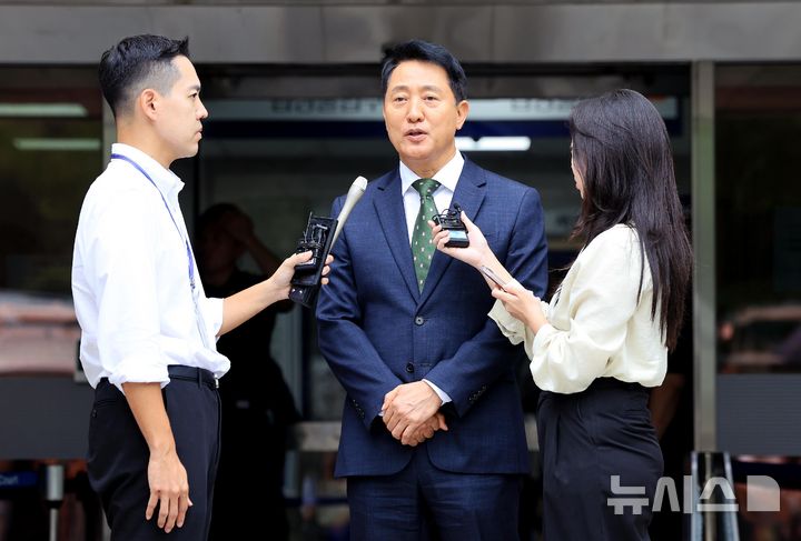 [서울=뉴시스] 김금보 기자 = 오세훈 서울시장이 22일 서울 서초구 서울중앙지방법원에서 열린 정치자금법위반 혐의 1심 선고를 마치고 취재진의 질문에 답하고 있다.오 시장은 지난 2021년 서울시장 재보궐선거를 앞두고 정치 브로커 명태균 씨에게 총 10차례에 걸쳐 여론조사 결과를 제공받고 후원자 김 씨에게 3300만 원 상당의 비용을 대납하도록 한 혐의로 1심 벌금 1000만 원을 선고 받았다. (공동취재) 2026.07.22. photo@newsis.com