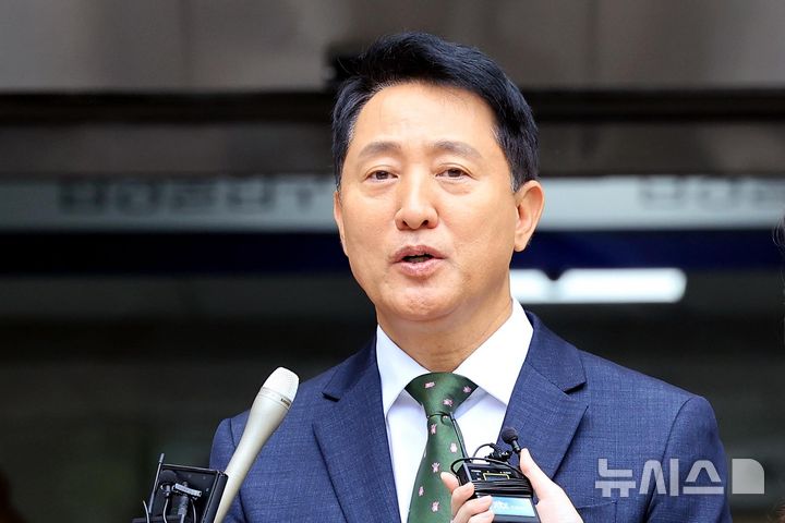 [서울=뉴시스] 김금보 기자 = 오세훈 서울시장이 22일 서울 서초구 서울중앙지방법원에서 열린 정치자금법위반 혐의 1심 선고를 마치고 취재진의 질문에 답하고 있다. (공동취재) 2026.07.22. photo@newsis.com