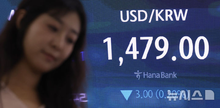 [서울=뉴시스] 김선웅 기자 = 지난 22일 서울 중구 하나은행 본점 딜링룸 전광판에서 마감시황이 표시되고 있다. 서 2026.07.22. mangusta@newsis.com