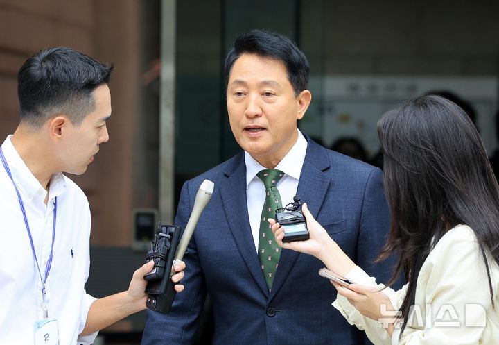 [서울=뉴시스] 김금보 기자 = 오세훈 서울시장이 22일 서울 서초구 서울중앙지방법원에서 열린 정치자금법위반 혐의 1심 선고를 마치고 취재진의 질문에 답하고 있다.오 시장은 지난 2021년 서울시장 재보궐선거를 앞두고 정치 브로커 명태균 씨에게 총 10차례에 걸쳐 여론조사 결과를 제공받고 후원자 김 씨에게 3300만 원 상당의 비용을 대납하도록 한 혐의로 1심 벌금 1000만 원을 선고 받았다. (공동취재) 2026.07.22. photo@newsis.com