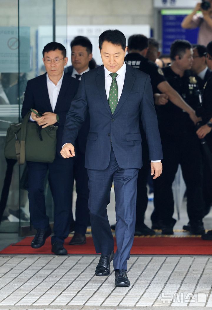 [서울=뉴시스] 김금보 기자 = 오세훈 서울시장이 22일 서울 서초구 서울중앙지방법원에서 열린 정치자금법위반 혐의 1심 선고를 마치고 법원을 나서고 있다.오 시장은 지난 2021년 서울시장 재보궐선거를 앞두고 정치 브로커 명태균 씨에게 총 10차례에 걸쳐 여론조사 결과를 제공받고 후원자 김 씨에게 3300만 원 상당의 비용을 대납하도록 한 혐의로 1심 벌금 1000만 원을 선고 받았다. (공동취재) 2026.07.22. photo@newsis.com