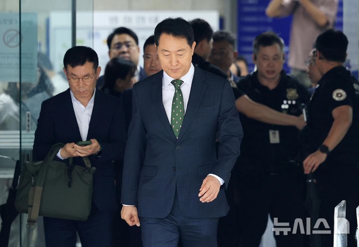 [서울=뉴시스] 김금보 기자 = 오세훈 서울시장이 22일 서울 서초구 서울중앙지방법원에서 열린 정치자금법위반 혐의 1심 선고를 마치고 법원을 나서고 있다. (공동취재) 2026.07.22. photo@newsis.com