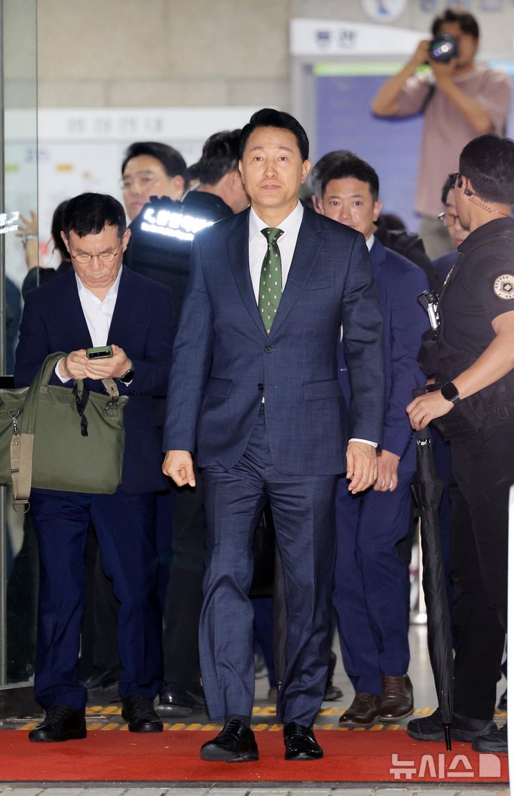 [서울=뉴시스] 김금보 기자 = 오세훈 서울시장이 22일 서울 서초구 서울중앙지방법원에서 열린 정치자금법위반 혐의 1심 선고를 마치고 법원을 나서고 있다.오 시장은 지난 2021년 서울시장 재보궐선거를 앞두고 정치 브로커 명태균 씨에게 총 10차례에 걸쳐 여론조사 결과를 제공받고 후원자 김 씨에게 3300만 원 상당의 비용을 대납하도록 한 혐의로 1심 벌금 1000만 원을 선고 받았다. (공동취재) 2026.07.22. photo@newsis.com