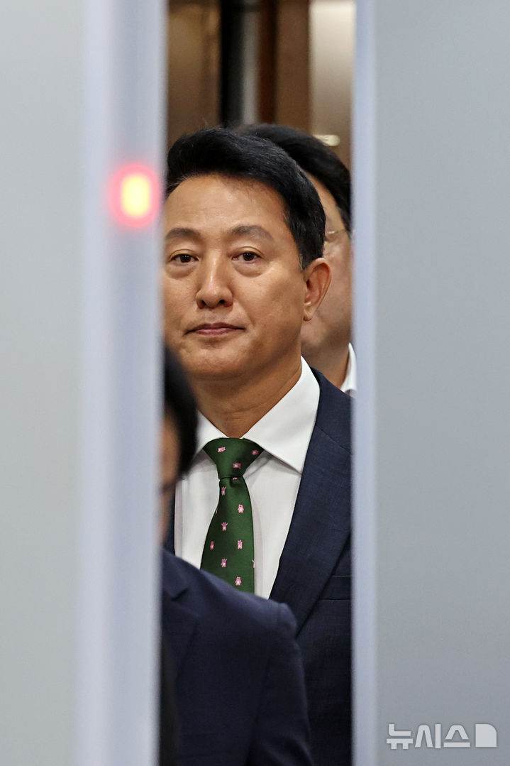 [서울=뉴시스] 김금보 기자 = 오세훈 서울시장이 22일 서울 서초구 서울중앙지방법원에서 열린 정치자금법위반 혐의 1심 선고를 마친 뒤 법원을 나서고 있다. 2026.07.22. kgb@newsis.com