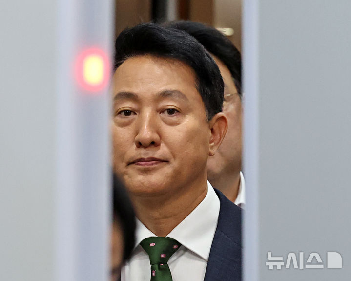 [서울=뉴시스] 김금보 기자 = 오세훈 서울시장이 22일 서울 서초구 서울중앙지방법원에서 열린 정치자금법위반 혐의 1심 선고를 마친 뒤 법원을 나서고 있다. 2026.07.22. kgb@newsis.com