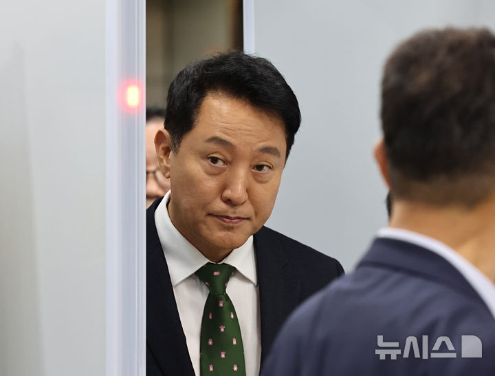 [서울=뉴시스] 김금보 기자 = 오세훈 서울시장이 22일 서울 서초구 서울중앙지방법원에서 열린 정치자금법위반 혐의 1심 선고를 마친 뒤 법원을 나서고 있다. 2026.07.22. kgb@newsis.com