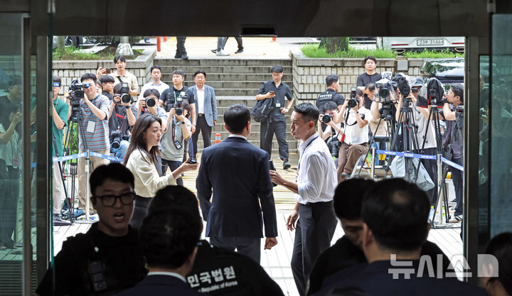 [서울=뉴시스] 김금보 기자 = 오세훈 서울시장이 22일 서울 서초구 서울중앙지방법원에서 열린 정치자금법위반 혐의 1심 선고를 마친 뒤 법원을 나서고 있다. 2026.07.22. kgb@newsis.com