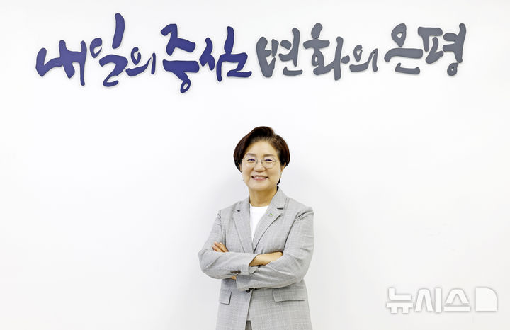 [서울=뉴시스] 김혜진 기자 = 김미경 은평구청장이 22일 오후 서울 은평구 은평구청에서 뉴시스와 인터뷰에 앞서 포즈를 취하고 있다. 2026.07.22. jini@newsis.com
