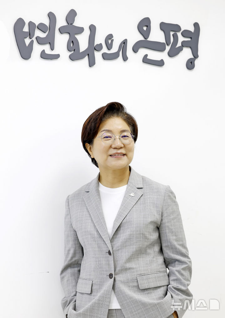 [서울=뉴시스] 김혜진 기자 = 김미경 은평구청장이 22일 오후 서울 은평구 은평구청에서 뉴시스와 인터뷰에 앞서 포즈를 취하고 있다. 2026.07.22. jini@newsis.com