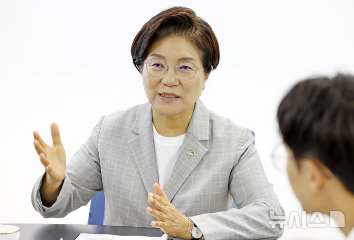 [서울=뉴시스] 김혜진 기자 = 김미경 은평구청장이 22일 오후 서울 은평구 은평구청에서 뉴시스와 인터뷰를 하고 있다. 2026.07.22. jini@newsis.com