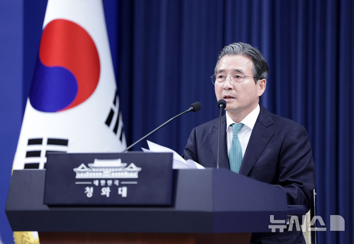 [서울=뉴시스] 김진아 기자 = 김용범 정책실장이 22일 청와대 춘추관에서 이재명 대통령의 7월 미국 및 남미 순방 관련 사전 브리핑을 하고 있다. 2026.07.22. bluesoda@newsis.com