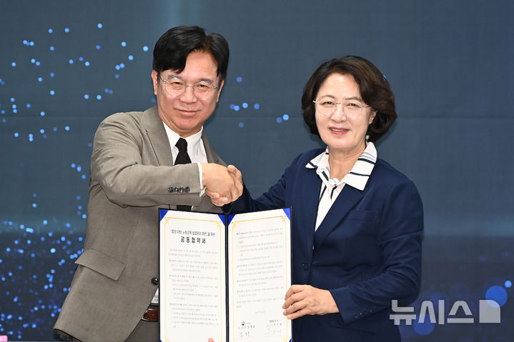 [수원=뉴시스] 김종택 기자 = 김영훈 고용노동부 장관과 추미애 경기도지사가 지난 7월 22일 경기 수원시 경기지방고용노동청에서 열린 노동감독 협업체계 마련을 위한 고용노동부-경기도 업무협약식에서 협약서에 서명 후 기념촬영을 하고 있다. 2026.07.22. jtk@newsis.com