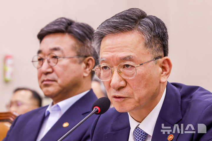 [서울=뉴시스] 정병혁 기자 = 정성호 법무부 장관이 22일 서울 여의도 국회에서 열린 국회 법제사법위원회 전체회의에서 질문에 답하고 있다. 2026.07.22. jhope@newsis.com
