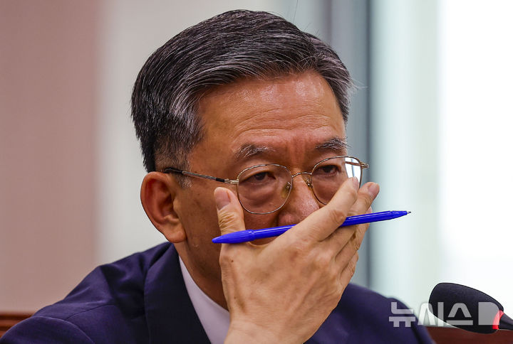 [서울=뉴시스] 정병혁 기자 = 정성호 법무부 장관이 22일 서울 여의도 국회에서 열린 국회 법제사법위원회 전체회의에서 안경을 만지고 있다. 2026.07.22. jhope@newsis.com