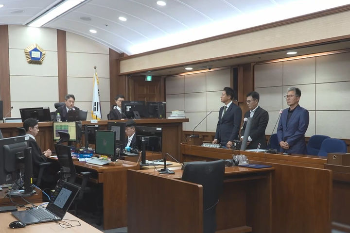 [서울=뉴시스] 오세훈 서울시장이 22일 서울 서초구 서울중앙지방법원에서 열린 정치자금법위반 혐의 1심 선고에서 재판부의 판결을 듣고 있다.서울중앙지법 형사합의22부(부장판사 조형우)는 이날 정치자금법 위반 혐의로 기소된 오 시장에게 벌금 1000만원 선고하고 2100만원 추징을 명했다. (사진=서울중앙지방법원 제공 영상 캡처) 2026.07.22. photo@newsis.com *재판매 및 DB 금지