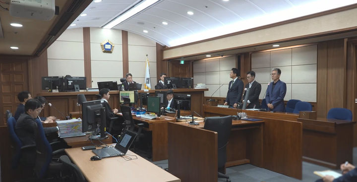 [서울=뉴시스] 오세훈 서울시장이 22일 서울 서초구 서울중앙지방법원에서 열린 정치자금법위반 혐의 1심 선고에서 재판부의 판결을 듣고 있다.서울중앙지법 형사합의22부(부장판사 조형우)는 이날 정치자금법 위반 혐의로 기소된 오 시장에게 벌금 1000만원 선고하고 2100만원 추징을 명했다. (사진=서울중앙지방법원 제공 영상 캡처) 2026.07.22. photo@newsis.com *재판매 및 DB 금지