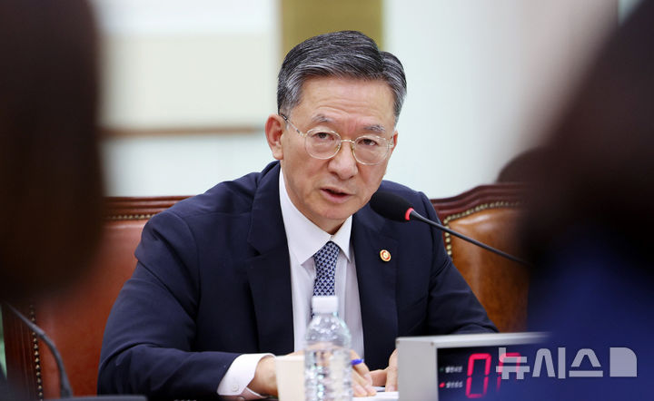 [서울=뉴시스] 고범준 기자 = 정성호 법무부 장관이 22일 서울 여의도 국회에서 열린 제437회 국회(임시회) 법제사법위원회 제3차 전체회의에서 의원 질의에 답변하고 있다. 2026.07.22. bjko@newsis.com