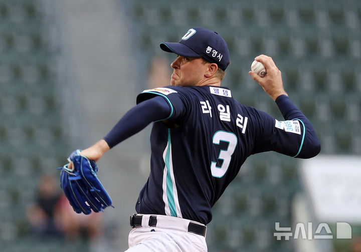 [서울=뉴시스] 김명년 기자 = 22일 서울 송파구 잠실야구장에서 열린 2026 KBO리그 LG 트윈스와 NC 다이노스의 경기, 1회말 NC 선발 라일리가 공을 던지고 있다. 2026.07.22. kmn@newsis.com