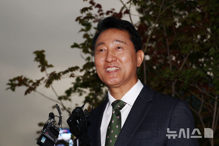 [서울=뉴시스] 고승민 기자 = 오세훈 서울시장이 지난 22일 서울 광화문광장 감사의정원에서 열린 서울-에티오피아 문화교류 행사에 참석하기 전 입장을 밝히고 있다. 2026.07.22. kkssmm99@newsis.com
