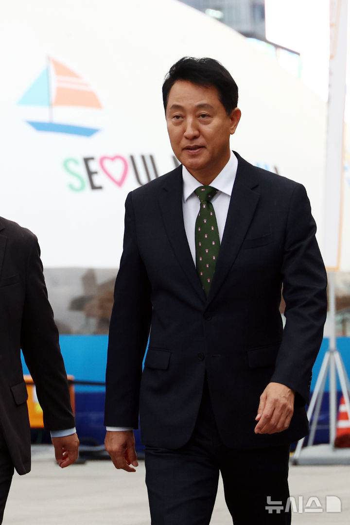 [서울=뉴시스] 고승민 기자 = 오세훈 서울시장이 22일 서울 광화문광장 감사의정원에서 열린 서울-에티오피아 문화교류 행사에 참석하던 중 입장을 밝히기 위해 취재진 앞으로 향하고 있다. 2026.07.22. kkssmm99@newsis.com
