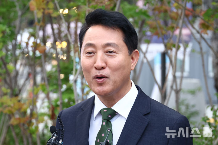 [서울=뉴시스] 고승민 기자 = 오세훈 서울시장이 22일 서울 광화문광장 감사의정원에서 열린 서울-에티오피아 문화교류 행사에 참석하기 전 입장을 밝히고 있다. 2026.07.22. kkssmm99@newsis.com