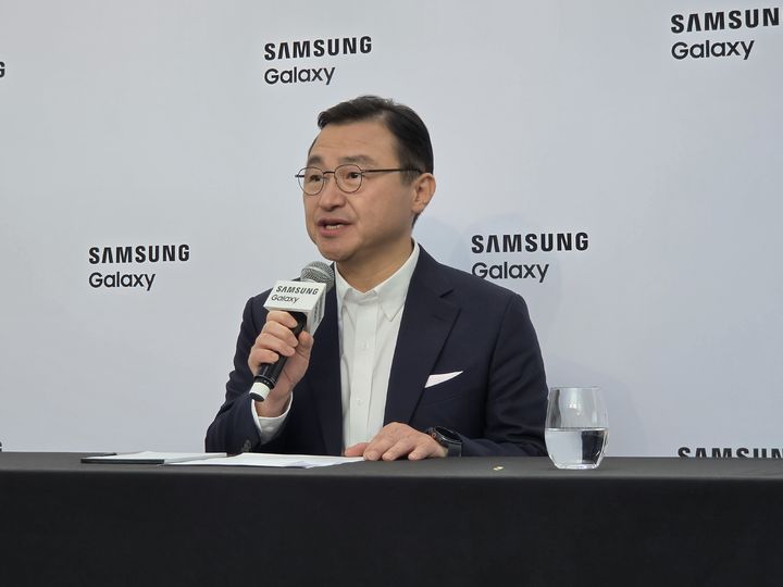 [런던=뉴시스] 노태문 삼성전자 대표이사겸 DX부문 사장이 22일(현지 시간) 영국 런던 올드 빌링스게이트에서 개최된 갤럭시 언팩 행사 직후 기자간담회에서 발언하고 있다. (사진=2026 갤럭시 언팩 기자단) 2026.07.22. photo@newsis.com *재판매 및 DB 금지
