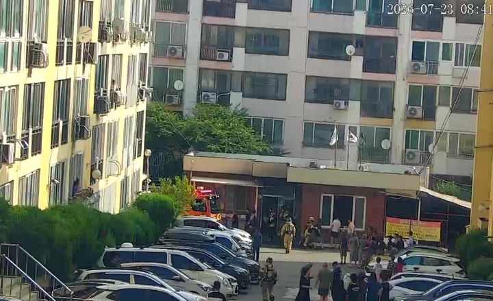 [경산=뉴시스] 박준 기자= 23일 오전 8시29분께 경북 경산시 사동의 한 아파트 관리동에서 폭발로 추정되는 불이 나 8명이 다쳤다.(사진=경북소방본부 제공) 2026.07.23 photo@newsis.com *재판매 및 DB 금지