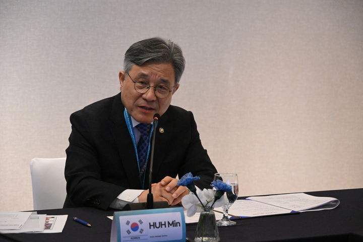 [서울=뉴시스] 22일 부산 웨스틴 조선 부산 호텔에서 열린 국가유산청-주한아세안대사단 간담회‘에서 아세안 대사들과 문화유산 분야 협력 방향 논의하는 허민 국가유산청장 (사진=국가유산청 제공) 2026.07.23. photo@newsis.com *재판매 및 DB 금지