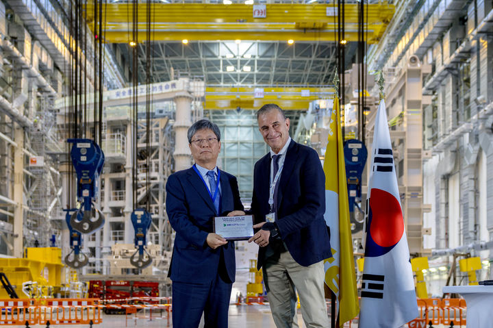 [서울=뉴시스] 원광식 HD현대중공업 부사장(왼쪽)이 피에트로 바라바쉬 국제핵융합실험로(ITER) 사무총장과 22일(현지시간) 프랑스 현지에서 기념 촬영하는 모습. (사진=HD현대중공업) 2026.07.23 photo@newsis.com *재판매 및 DB 금지 *재판매 및 DB 금지