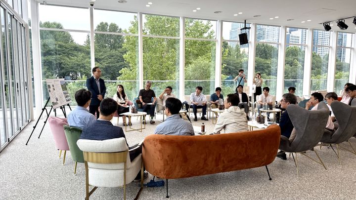 [서울=뉴시스] 서울시 G3 서울플랜 기획위원회 건강활력도시분과 관계자들이 지난 22일 서울 강남구 양재천 수변문화쉼터에서 수변·녹지·건강정책 연계 방안을 논의하고 있다. (사진=서울시 제공) 2026.07.23. photo@newsis.com *재판매 및 DB 금지