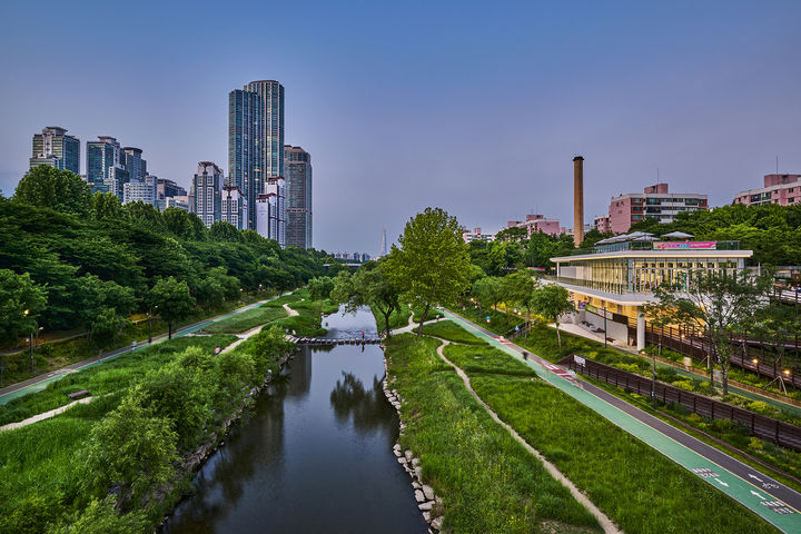 [서울=뉴시스] 서울 강남구 양재천 수변문화쉼터 전경. (사진=서울시 제공) 2026.07.23. photo@newsis.com *재판매 및 DB 금지