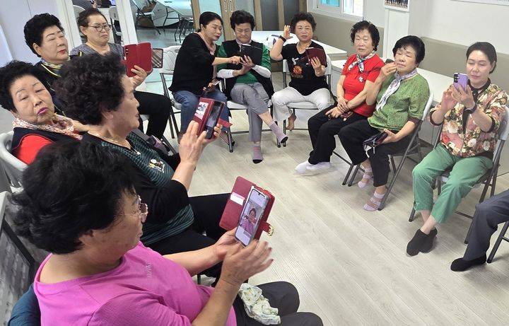 [단양=뉴시스] 경로당에서 스마트폰 사용법 배우는 단양 어르신들. (사진=단양군 제공) 2026.07.23. photo@newsis.com&nbsp; *재판매 및 DB 금지