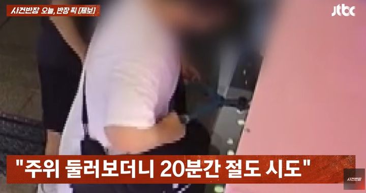[서울=뉴시스]인천의 한 무인 인형뽑기방에서 10대 추정 남성 2명이 절단기를 이용해 현금 교환기를 훼손하며 금품을 훔치려는 모습이 CCTV에 포착됐다. (사진=JTBC '사건반장') 2026.07.23
