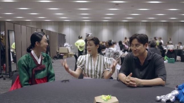 [서울=뉴시스] 오는 24일 방송되는 채널A 예능프로그램 '신랑수업2'에서는 한복 명인 박술녀의 자선 패션쇼 모델로 나선 김성수와 박소윤의 모습이 공개된다. (사진=채널A) 2026.07.23. photo@newsis.com *재판매 및 DB 금지