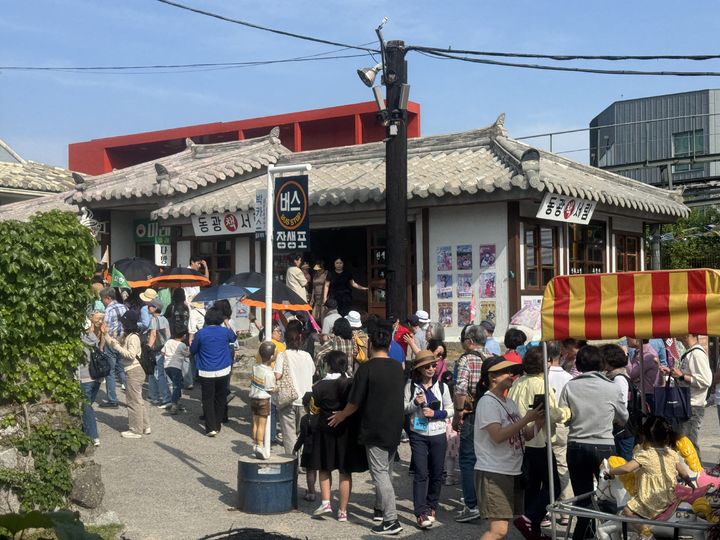 [울산=뉴시스] 1970년대 울산 장생포 어촌마을 풍경을 고스란히 재현해 놓은 고래문화마을 내 장생포 옛마을. (사진=울산 남구도시관리공단 제공) photo@newsis.com *재판매 및 DB 금지