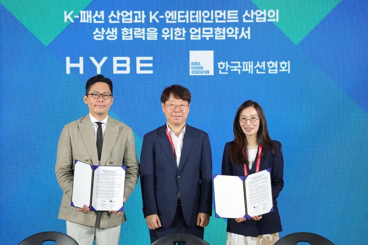 [서울=뉴시스] 왼쪽부터 유동주 하이브 뮤직그룹 APAC 대표, 최우혁 산업통상부 첨단산업정책관, 성래은 한국패션협회장. (사진 = 하이브 제공) 2026.07.23. photo@newsis.com *재판매 및 DB 금지