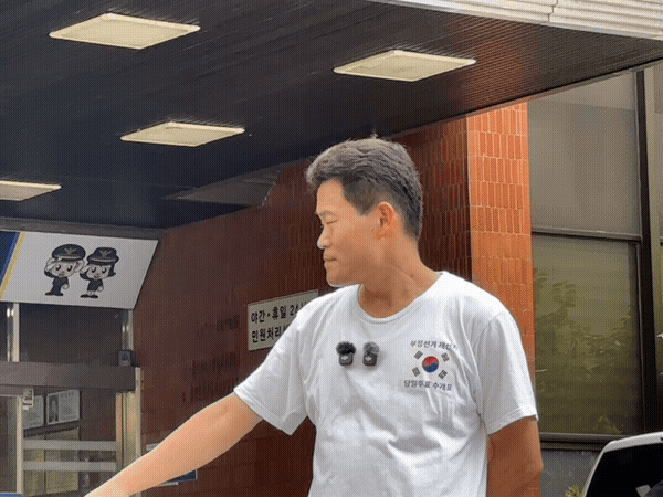 [서울=뉴시스] 신항섭 기자 = 이재명 대통령에 대한 허위 사실을 유포하고 '5·18 민주화운동 북한군 개입설' 등을 주장한 한국사 강사 출신 유튜버 전한길(본명 전유관)씨가 23일 경찰에 출석했다. 2026.07.23. photo@newsis.com *재판매 및 DB 금지