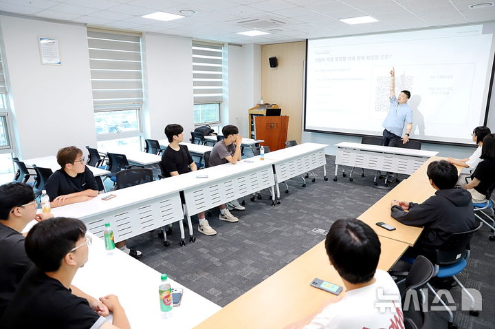 [세종=뉴시스]한국에너지공단은 2026년 여름방학을 맞아 다음달 7일까지 공단 본사에서 공단의 전문성을 바탕으로 한 고교학점제 연계 '여름방학 학교 밖 에너지 교육' 프로그램을 운영한다.(사진=한국에너지공단 제공)